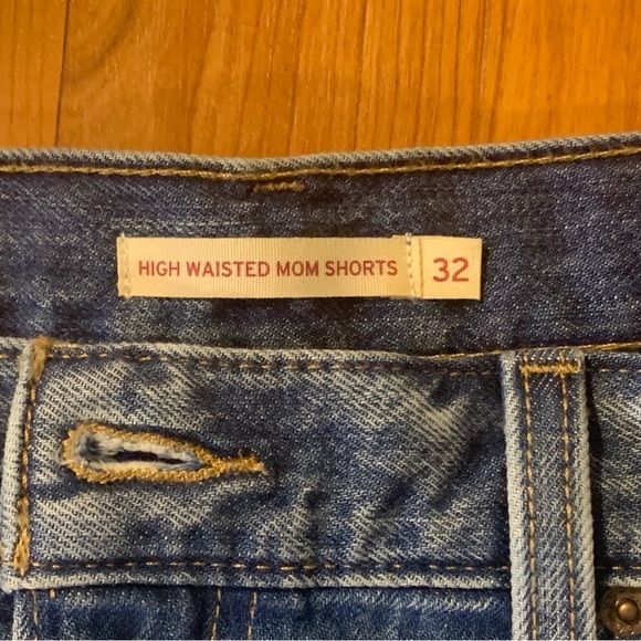 Levis Mom Shorts BNWT - Picture 2 of 4